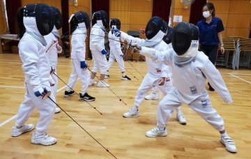 (Chinese only)保良局雨川小學將劍擊運動融入課程 望推動劍擊普及化