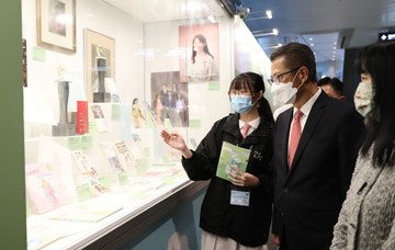 (Chinese only)保良局羅氏基金中學同學與陳茂波司長導賞書展文藝廊