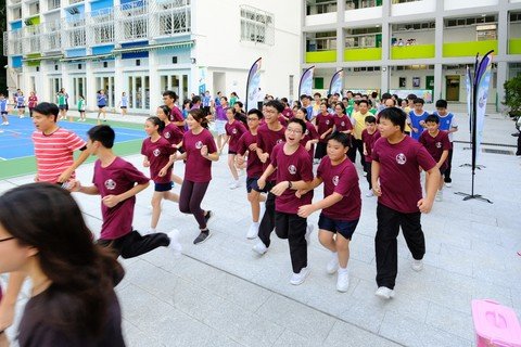 阿駿（右二）每週四放學都會練跑。