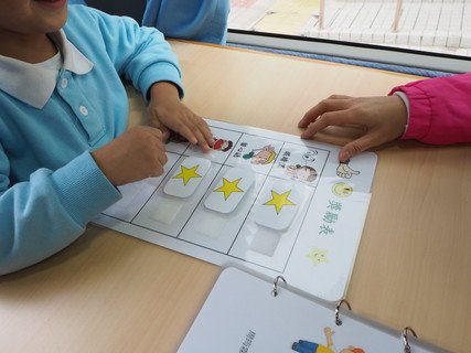 特殊幼兒工作員在訓練過程中會為幼兒訂立個別的獎勵計劃，以提升他們的學習動力。