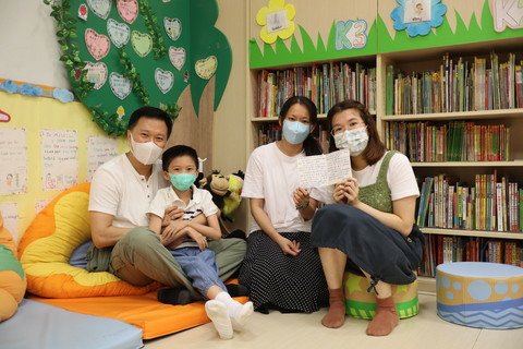 俊俊一家回到保良局慧妍雅集幼稚園暨幼兒園，即與最喜愛的黃老師分享近況。