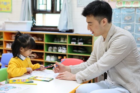 阿錦與住宿兒童一同畫畫