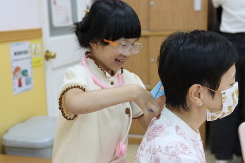 The little kids transformed into tiny hairdressers, giving "Sister Lingling" a "hair makeover."