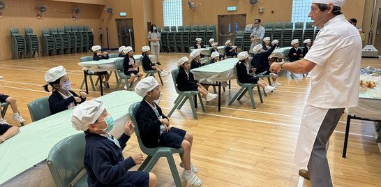 厨师用英文介绍制作食物的步骤。