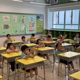 我们毕业啦!我们在小学专心地上课・
