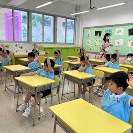 我们在小学专心地上课・