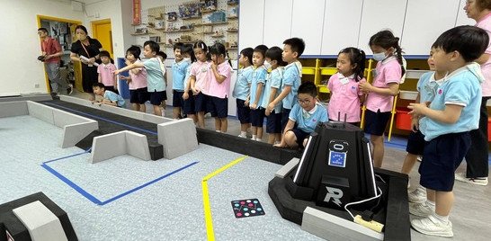 学校可以玩赛车好特别啊!