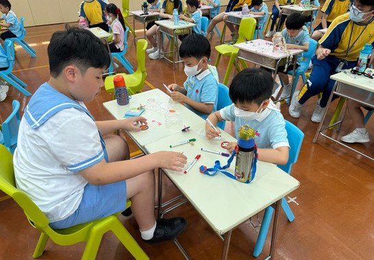 哥哥和我们一起做陀螺。