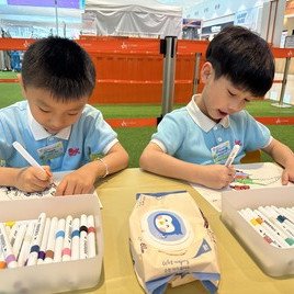 我们创作公仔，稍后投影在艺术展的互动墙上。