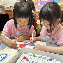 我们创作公仔，稍后投影在艺术展的互动墙上。