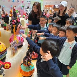 看!这是我们合作创作的作品呢!