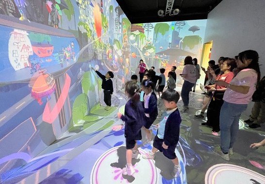 互动墙展示出我的作品。