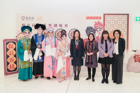 主礼人民政事务总署杜洁丽署长(右四)、保良局李何芷韵主席(左四)、节目筹委会主席颜肇臻总理(左三)、陈思暐总理(左二)及严子谕总理(左一)、保良局谭毓桢副主席(右二)及保良局癸卯年陈黎惠莲主席 (右三)合照。