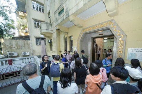 市民參加於活動子場地之一的香港紅卍字會大樓導賞團，由香港紅卍字會董事趙秀慧女士(左上一)親自講述該院的背後故事及文化價值。
