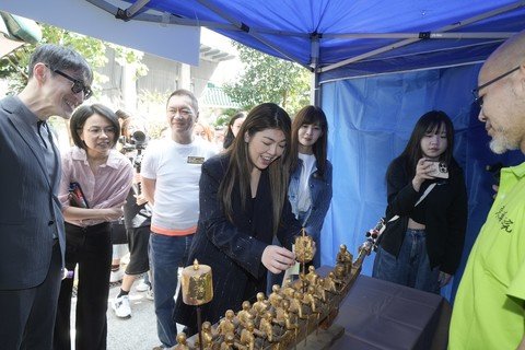 保育歷史建築諮詢委員會主席蘇彰德教授, BBS(左一)、保良局主席何芷韻太平紳士(左四)、總理張馨玲女士, MH(右三)及總理鍾偉棠先生(左三)到教育攤位參觀及體驗工藝。