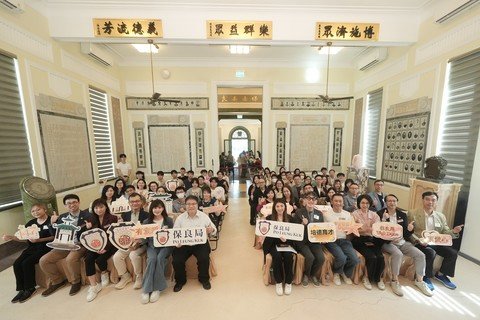 主禮嘉賓及保良局董事會成員嘉許一眾「銅」創地圖：青年社區導賞員培訓計劃的得獎組別並合照留念，共同見證青年才華與創意。