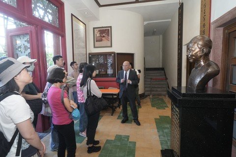 市民參加於活動子場地之一的孔聖講堂導賞團，由孔聖堂禮仁書院校長楊永漢博士(右一)親自講述該堂的背後故事及文化價值。