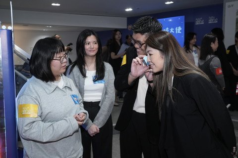 仪式结束后，嘉宾在职员的带领下参观展品及品尝职康单位的手工咖啡。