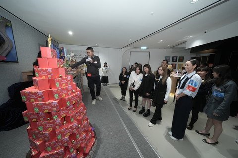 仪式结束后，嘉宾在职员的带领下参观展品。