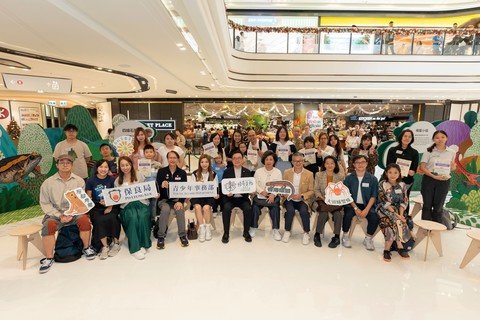 一眾主禮團嘉賓與青年朋友大合照。