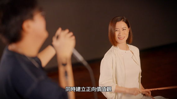 (English Only)佘詩曼大使與本局青少年單位「保良局曹貴子動感青年天地」樂隊青年受眾交流夾band打鼓，打成一片。