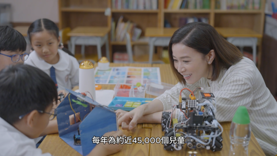 (English Only)佘詩曼大使與保良局屬校小學生交流，由小學生展示他們的最新創意STEAM成果。