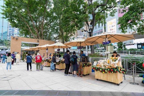 現場設有約30檔美食及文創作品攤位。