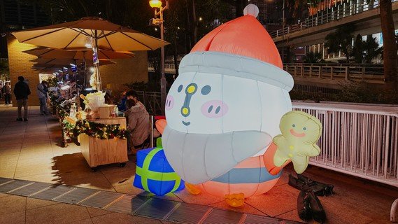 V Mart第一期以「童話聖誕」為主題，現場設有多個巨型聖誕打卡裝置。