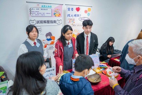 青年精神健康大使設計的互動工作坊吸引市民參與，透過遊戲與創作學習情緒管理技巧。