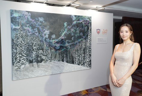 餐舞会设有慈善拍卖环节，艺人邓丽欣小姐特别捐出亲手绘画画作《芬兰的冬夜The winter night in Finland》。