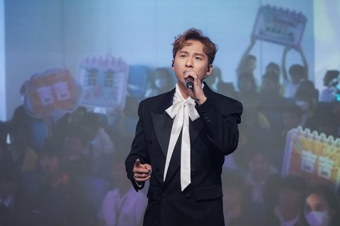 《中年好声音》义工大使周吉佩先生、刘洋先生、李金凯先生及龙婷女士演绎经典歌曲及分享各人的生命故事，以歌声传递爱与希望。