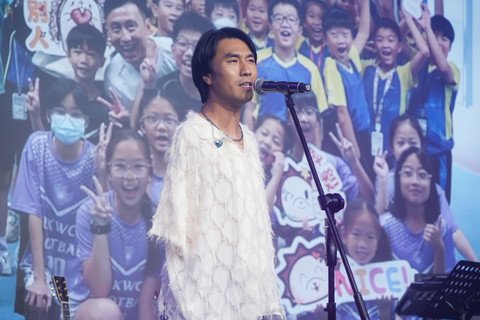 《中年好声音》义工大使周吉佩先生、刘洋先生、李金凯先生及龙婷女士演绎经典歌曲及分享各人的生命故事，以歌声传递爱与希望。