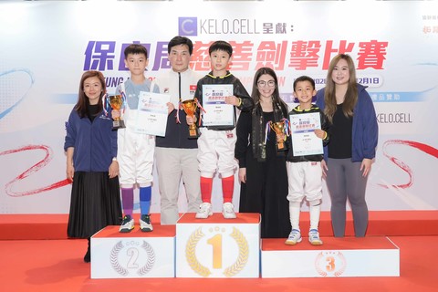 一众得奖小剑手以及颁奖嘉宾在台上分享得奖喜悦。