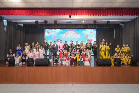 一众主礼团嘉宾与保良局住宿儿童合照。