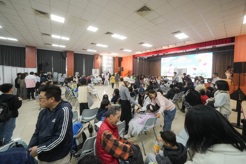 助养人与保良局住宿儿童见面相聚，场面温馨。