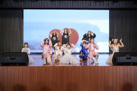 保良局住宿儿童在活动上表演歌舞，尽展才能。