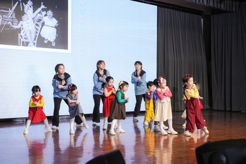 保良局住宿儿童在活动上表演歌舞，尽展才能。