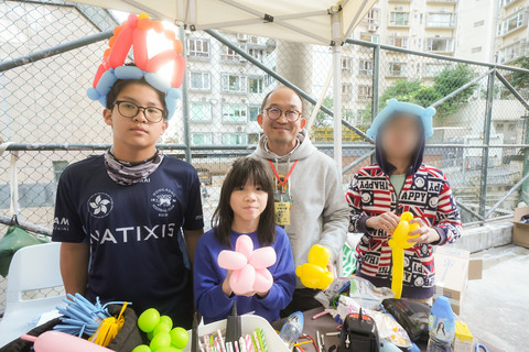 部份摊位由住宿儿童主持，藉此与助养人交流。