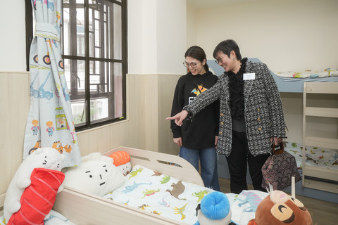 社会福利署助理署长（家庭及儿童福利）邹凤梅女士(右)参观保良局总局家舍，了解住宿儿童的生活。