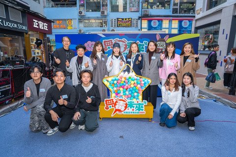 李祖儿保安局首席助理秘书长(禁毒)（后排右四）与蒋依莉海关助理关长(边境及港口)（后排右三）、何芷韵保良局主席（后排左四）等一众主礼团嘉宾，联同学生禁毒大使主持启动仪式。