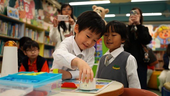 保良局「幼小同盟」机械人解难活动於去年8月至11月为属下小学及幼稚园教师与学生举行培训活动，让他们学习操作不插电编程机械人。