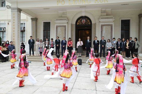 保良局屬下幼稚園學生於團拜活動上表演，向各界拜年。