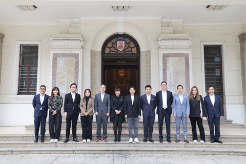 保良局丙午年部份董事会成员於保良局中座合照。包括主席谭毓桢博士（左六）；副主席何猷亨先生（右六）、林承毅先生（左五）、郭浩泉先生（右五）及何许頴嘉女士（左四）；以及总理陈思暐先生（右四）、孟韦豪先生（左三）、梁钧滺先生（右三）、张馨玲女士, MH（左二）、汤陈筠霖女士（右二）、严子谕先生（左一）及司徒立先生（右一）。