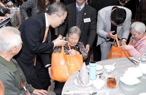 在场长者们收到丰富的福袋，脸上洋溢著满足的笑容，场面温馨。