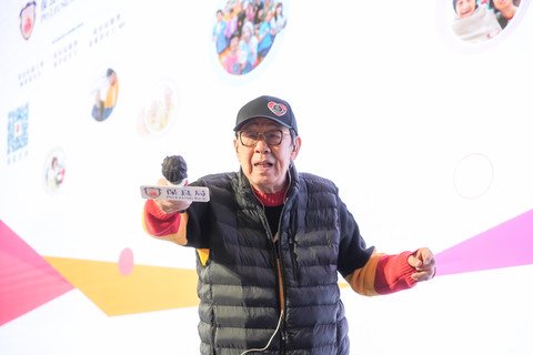 演艺嘉宾胡枫先生於活动上献唱金曲，场面热闹。