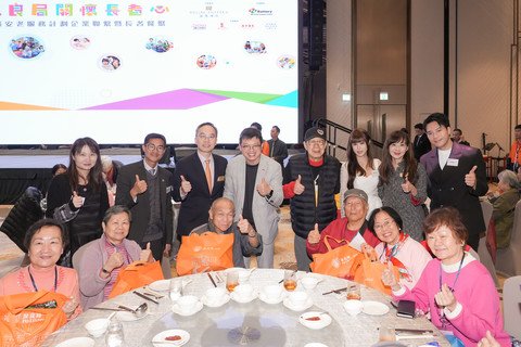 主礼人劳工及福利局副局长何启明先生, JP(后排左四)、节目筹委会主席暨保良局副主席林承毅先生(后排左三)及总理张馨玲女士, MH(后排右二)，连同演艺嘉宾向在场长者派发福袋，关怀送暖。