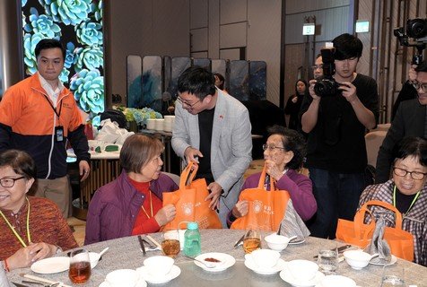 在场长者们收到丰富的福袋，脸上洋溢著满足的笑容，场面温馨。