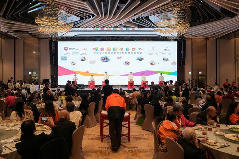 保良局属下安老及康复单位落力演出，带动全场气氛。