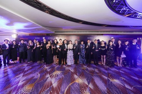 主礼嘉宾、保良局董事会成员及管理层，一同举杯祝酒。