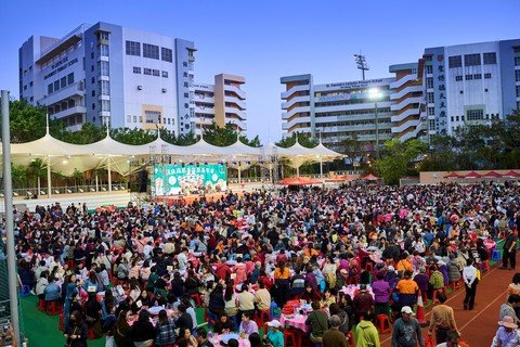(Chinese Only)今年活動盛況空前，筵開逾330席，超過4,000位善長及受惠人士齊聚一堂，享用熱騰騰的盆菜。